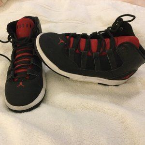 Nike Jordan Max Aura Basketball Shoes Sneakers, Size 2 Boy's, Black & Red, VGUC